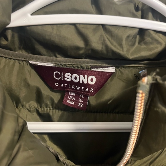 Light weight puffer jacket. Size xl but is stretchy, fits more like a M-L - Picture 2 of 3